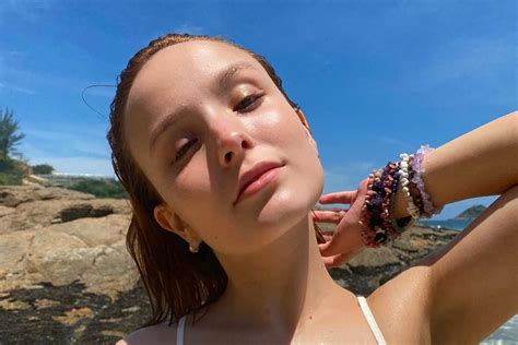 Larissa manoela buceta mostrando a buceta gostosa .